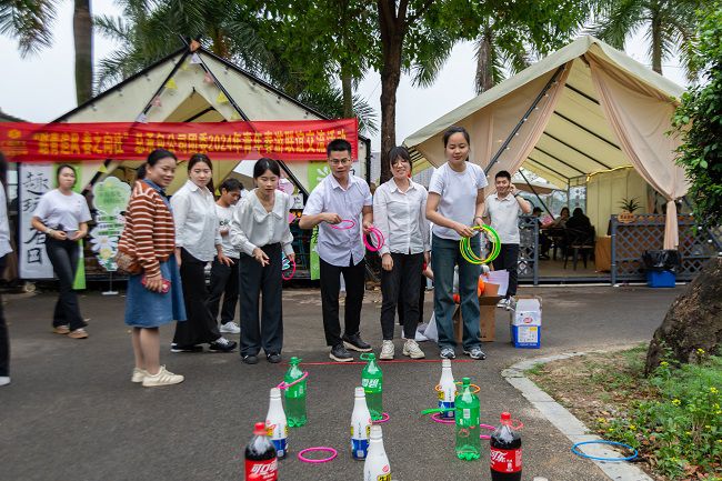 套圈現(xiàn)場(chǎng)。郭奎君 攝.jpg